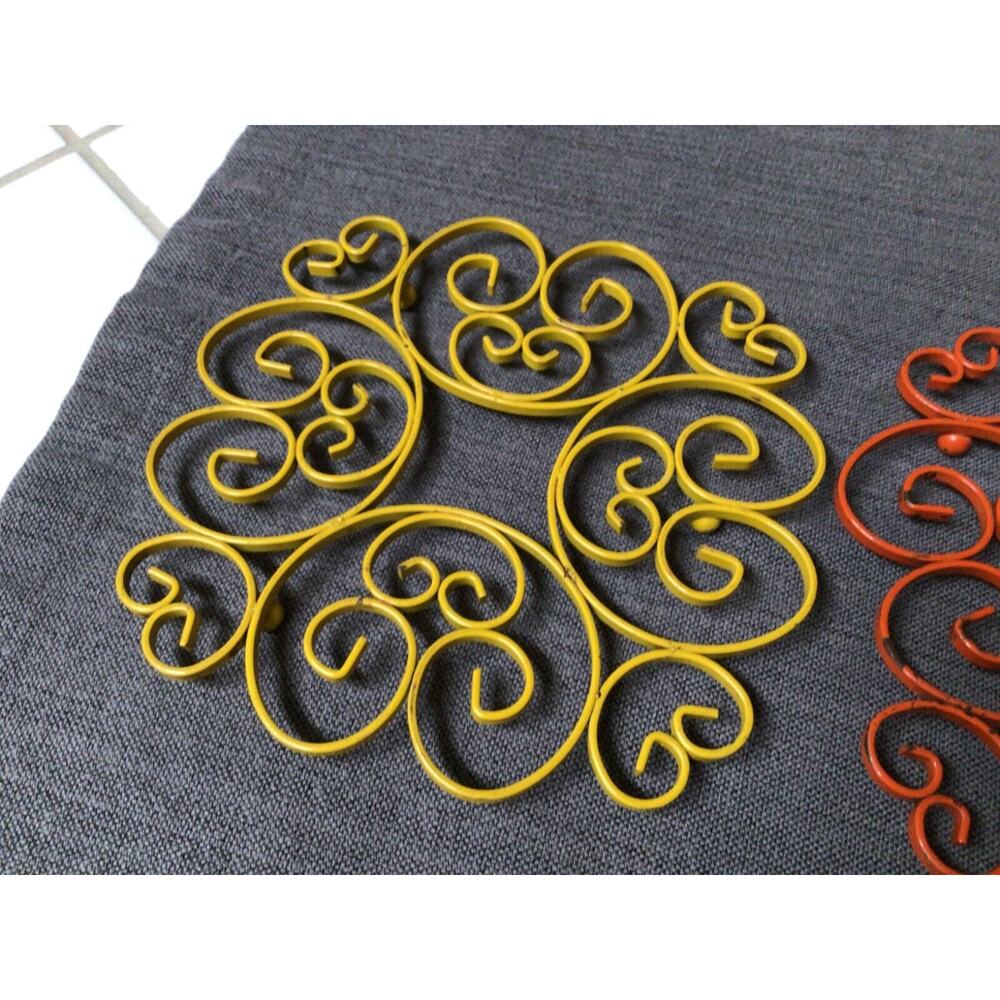 Vintage Set of 3 Ornate Metal Orange Yellow Footed Trivet Round Hot Plate 522A - Picture 3 of 7